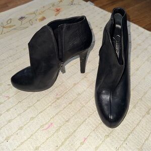 Jessica Simpson Black platform stiletto ankle booties – zipper – size 7